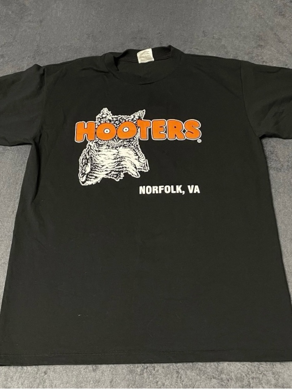 HOOTERS Shirt Mens L Black Orange Owl Mascot Graphic Print Tee Norfolk Virgina